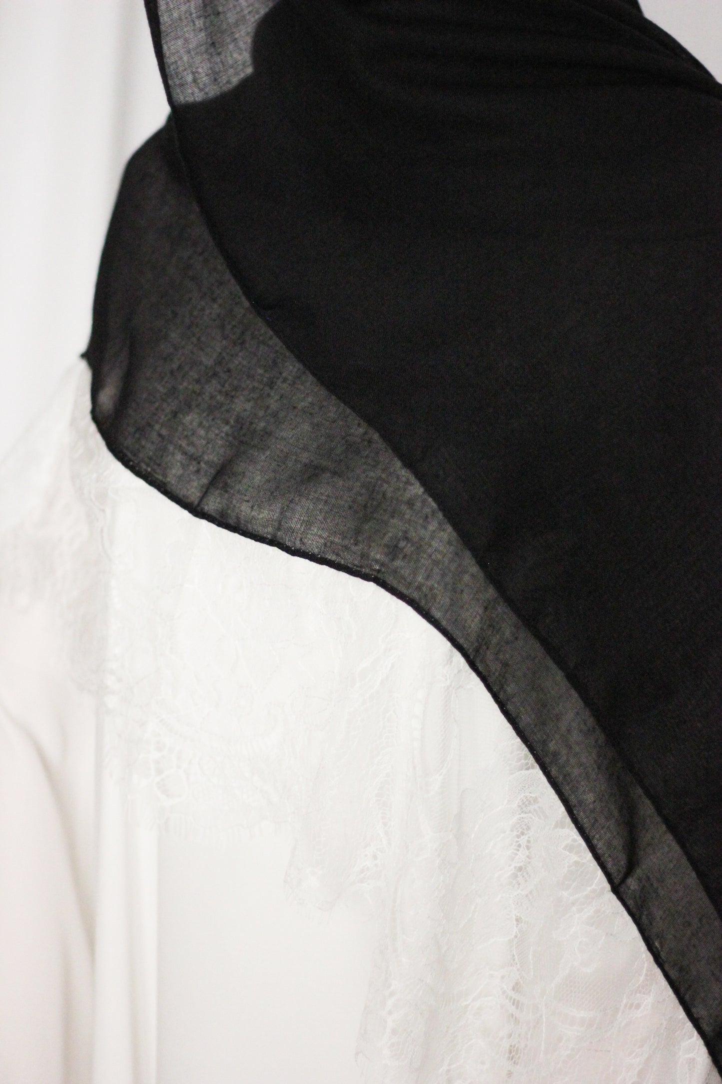 Chantilly Lace Hijab - Black & White