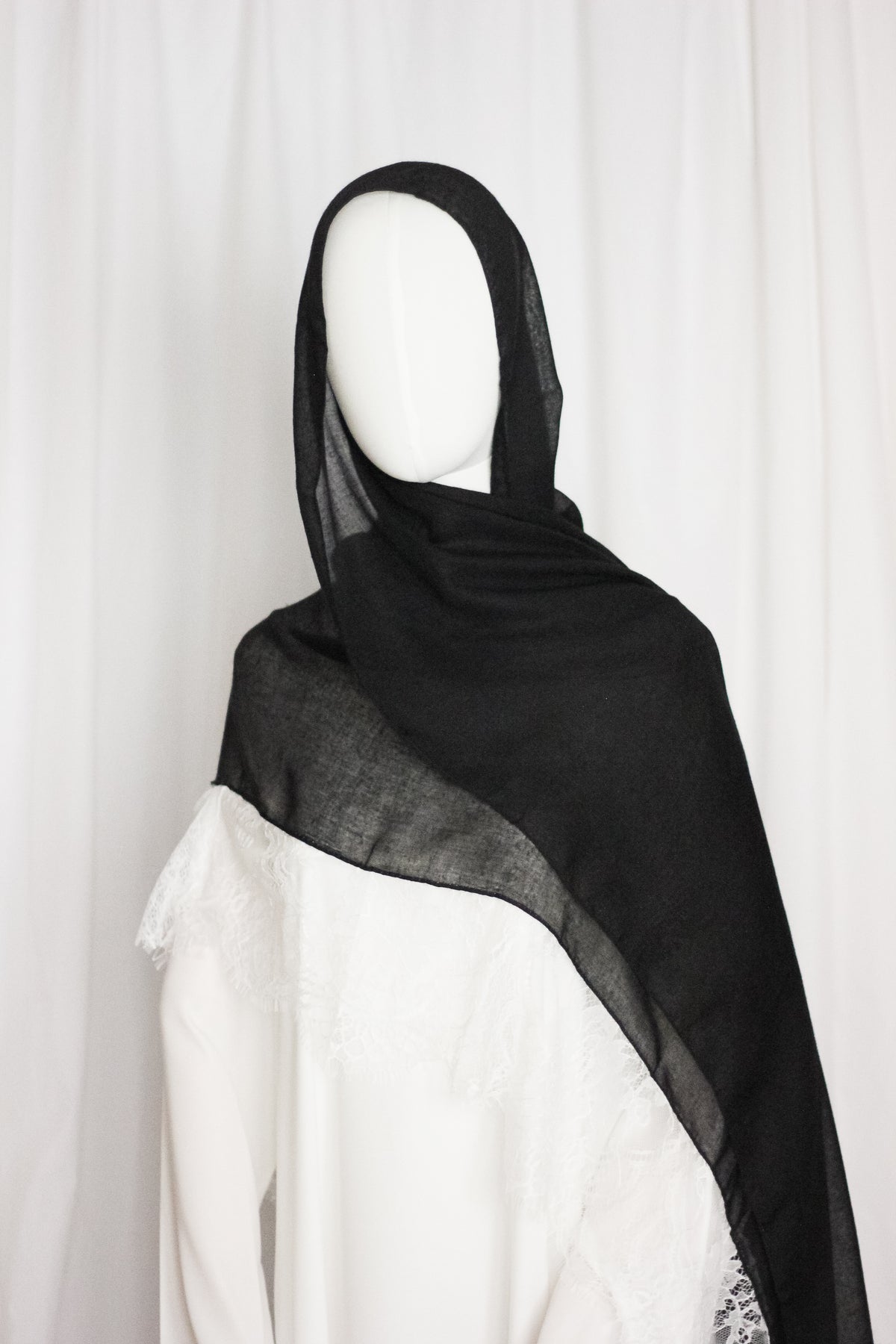 Chantilly Lace Hijab - Black & White