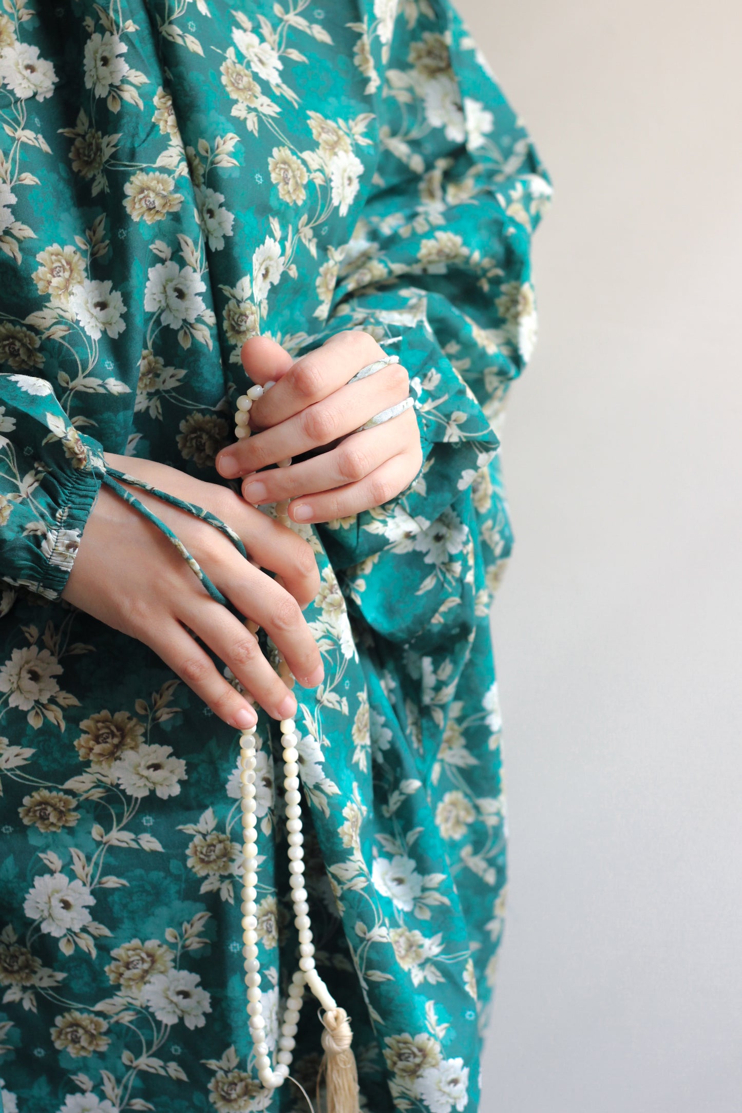 Namaz Chadar With Sleeves (Lawn) - Hadiqa