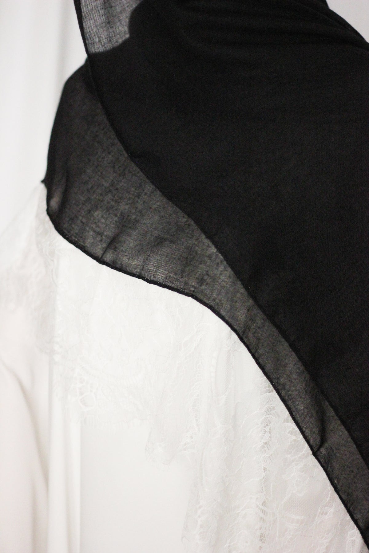 Chantilly Lace Hijab - Black & White